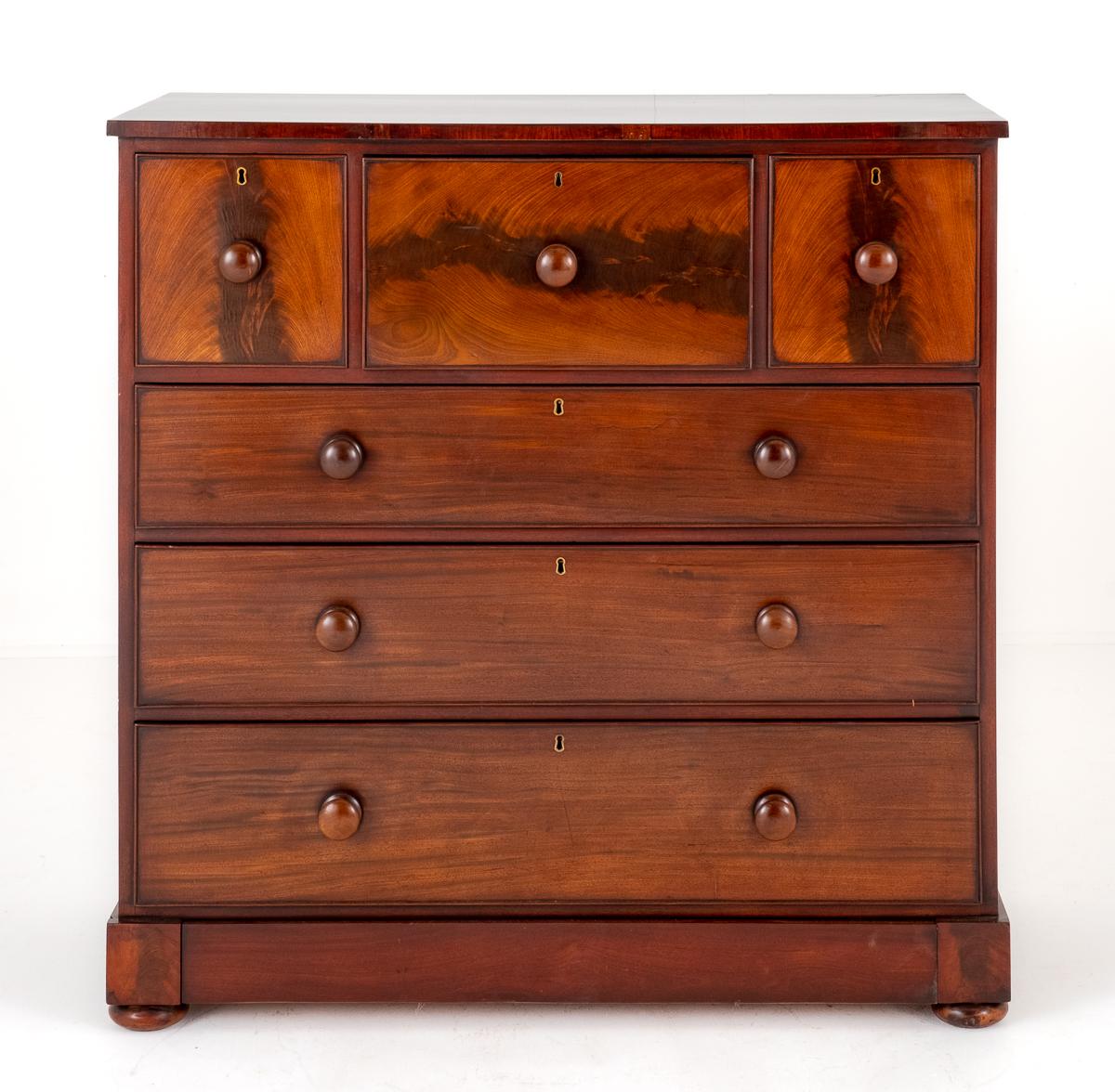 Victorian Mahoghany Chest of Drawers