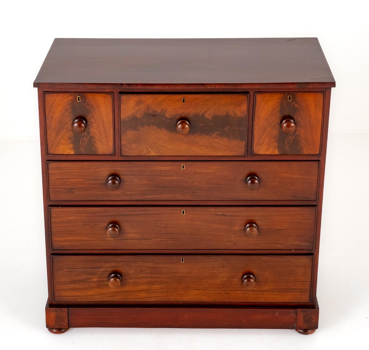 Victorian Mahoghany Chest of Drawers