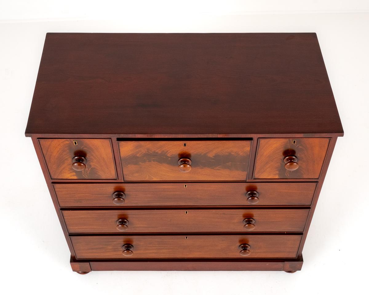 Victorian Mahoghany Chest of Drawers