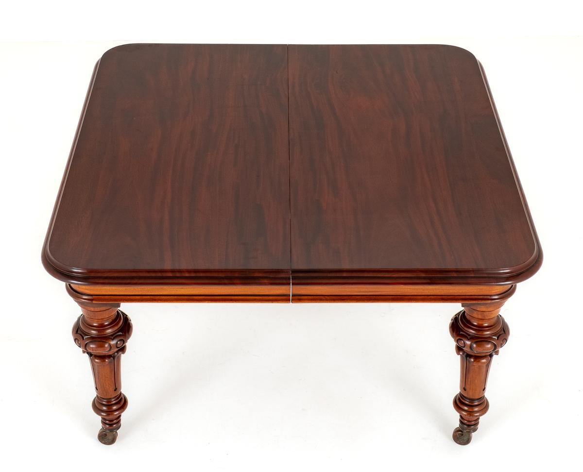 Good Quality Early Victorian Mahogany Extending Dining Table