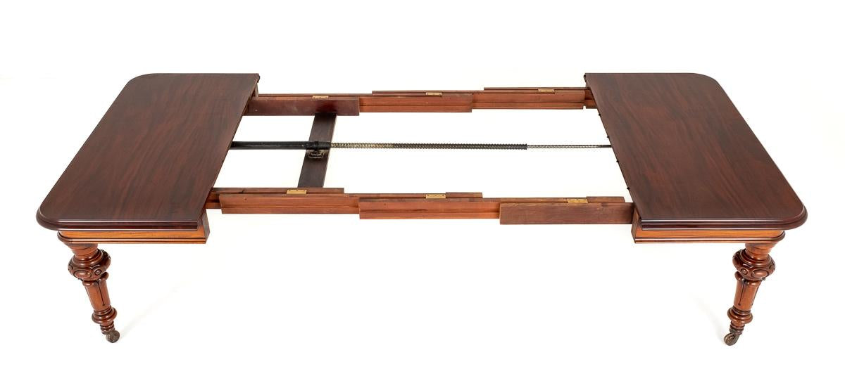 Good Quality Early Victorian Mahogany Extending Dining Table