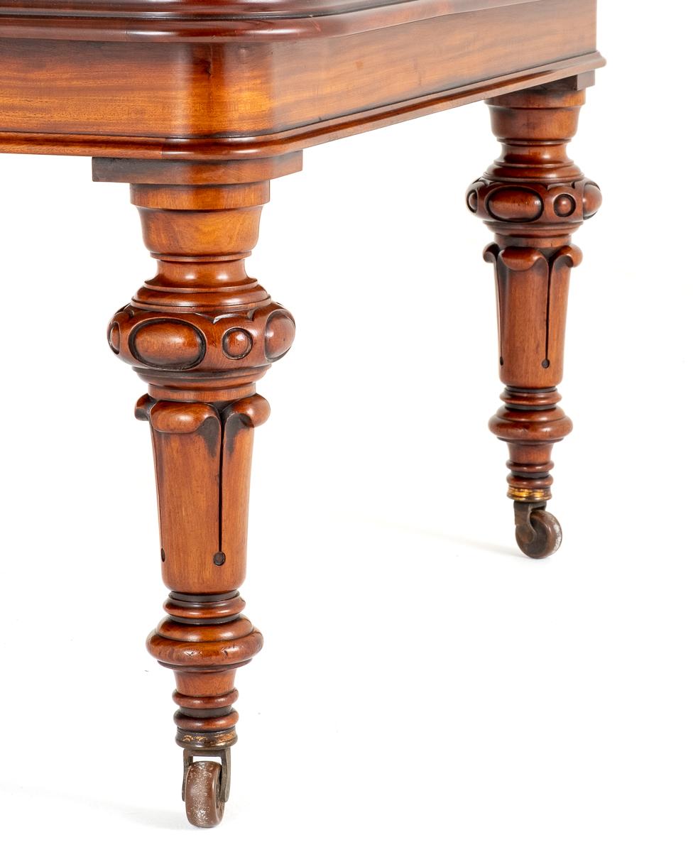 Good Quality Early Victorian Mahogany Extending Dining Table