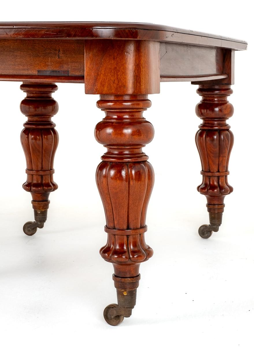 Superb William IV Mahogany Extending Dining Table