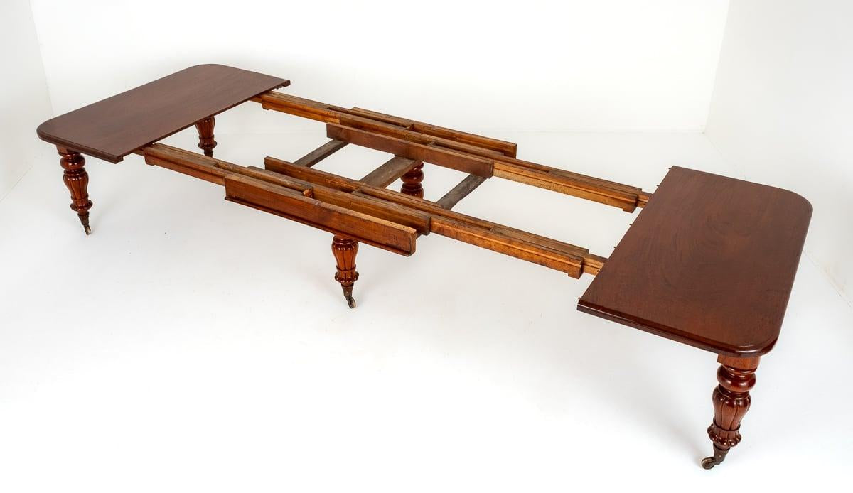 Superb William IV Mahogany Extending Dining Table