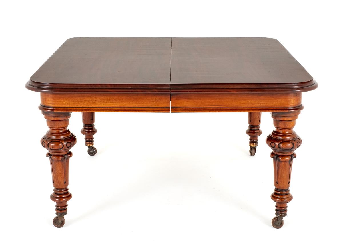 Good Quality Early Victorian Mahogany Extending Dining Table